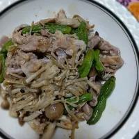 豚きのこししとう炒め🧄✨|まなみさん