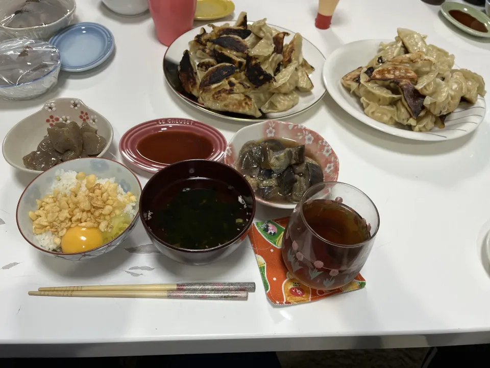 晩御飯☆サーモン餃子72個☆揚げなすの煮浸し☆こんにゃくの炒り煮☆天かす入り卵かけご飯☆わかめスープ|Saharaさん