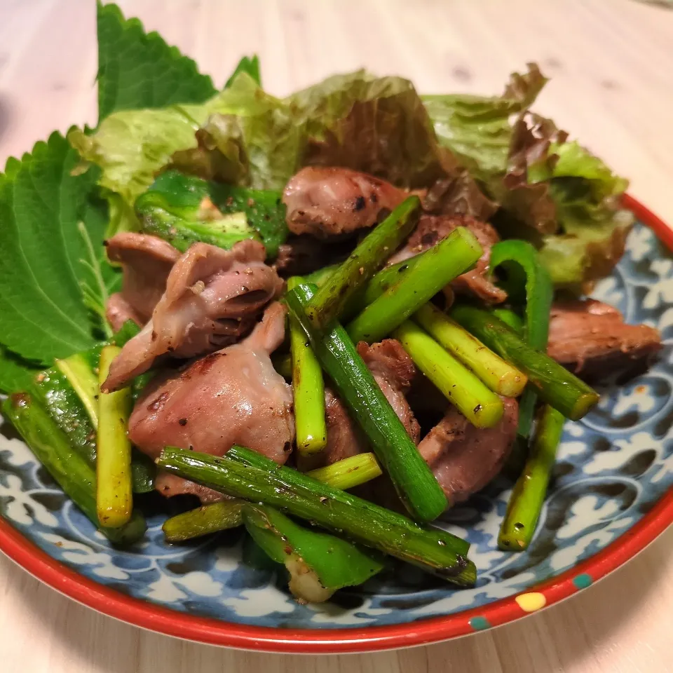 砂肝炒め🩷エゴマの葉で包んで🍃|Maho Sanoさん