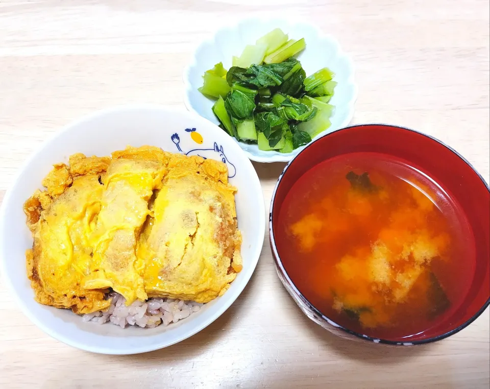 2025 1027　カツ丼　小松菜のおひたし　豆腐とわかめのお味噌汁|いもこ。さん