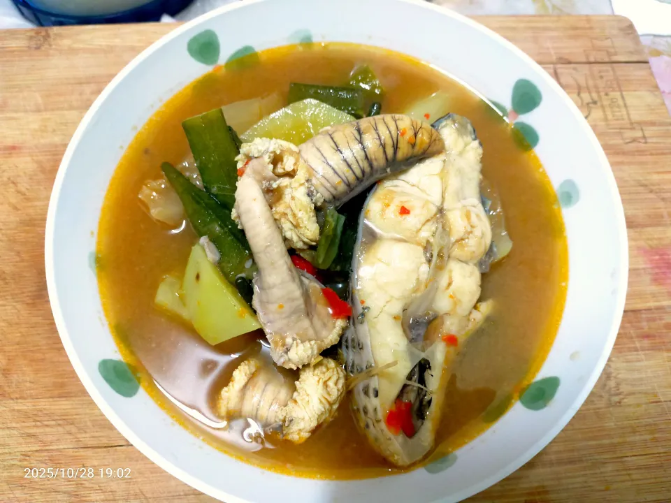 แกงส้มมะละกอลูกระเจี๊ยบใส่ปลา|โก๋หนุ่ม นะโม ลูกเต๋าさん