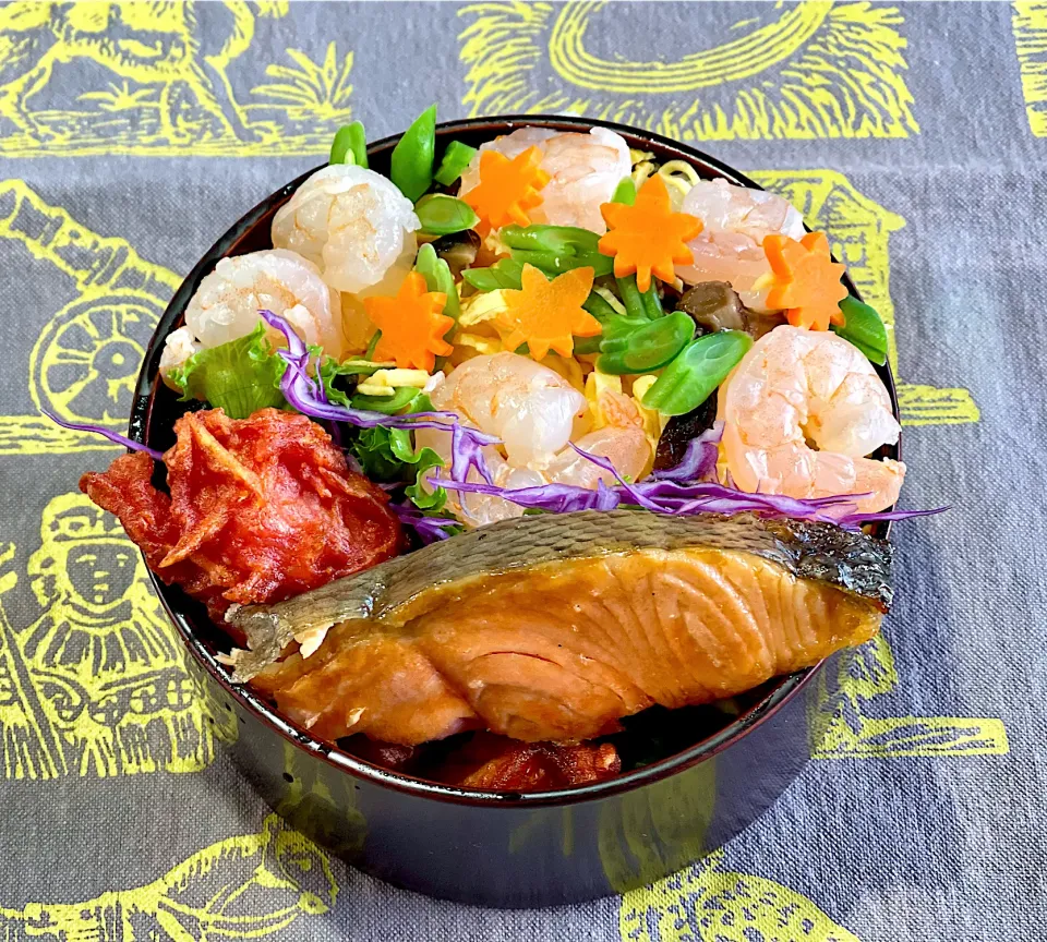 ばら寿司、紅生姜入りから揚げ、紅鮭|めみさん