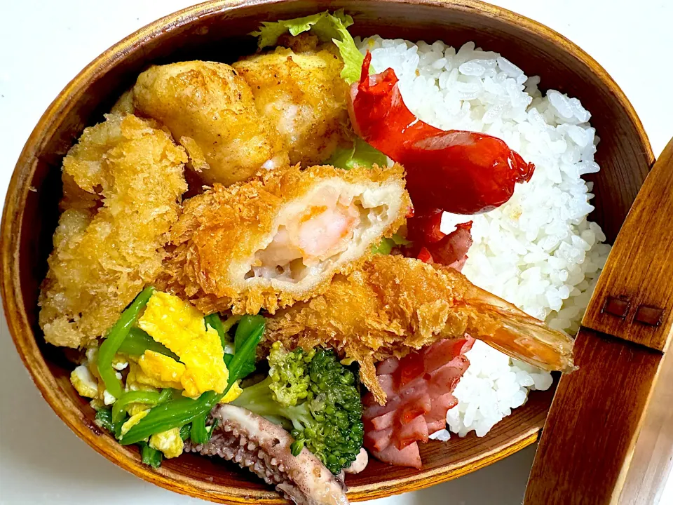 今日の弁当はフグの唐揚げ、エビフライ、イカフライ|あささん