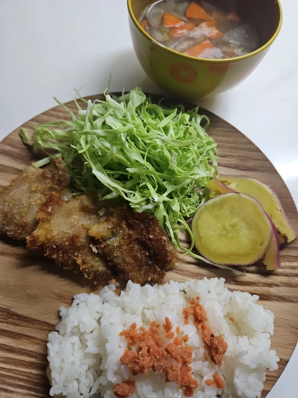 ☆夕飯☆豚シソチーズカツ、キャベツ、さつまいもレモン煮、味噌汁、ごはん、鮭フレーク|ｼｮｺﾗさん