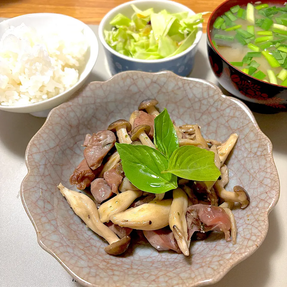 2025/10/29 砂肝と茄子ときのこのアヒージョ、ニラ味噌汁、キャベツと海藻サラダ|kykyさん