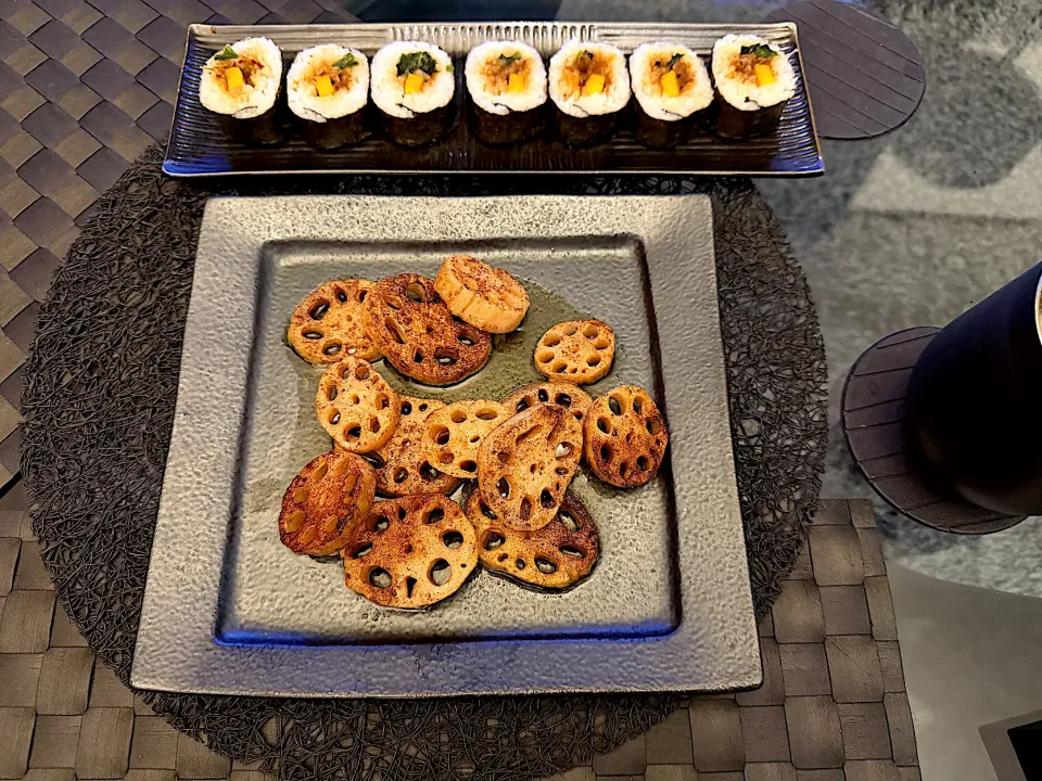 今夜の娘の晩酌おつまみは、キンパ（冷凍）と蓮根バター醤油焼き✨|yokoさん