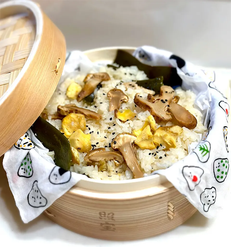 秋の味覚🍂蒸篭で松茸と栗のおこわ🌰🍄‍🟫|ひろりんさん