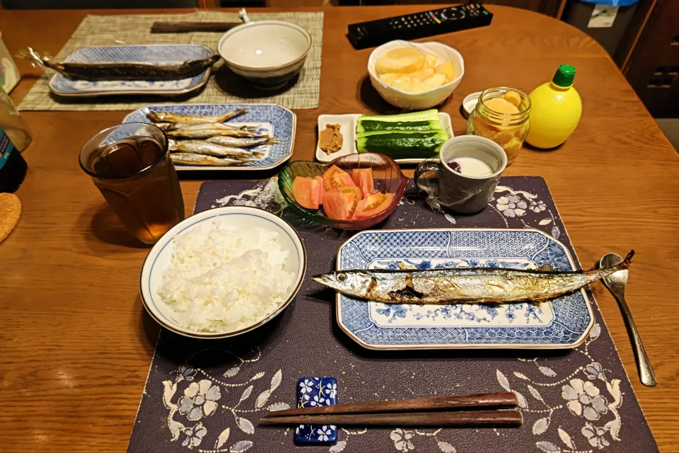 ご飯、秋刀魚の塩焼き、子持ちからふとししゃもの焼き物、九州の沢庵、味噌キュー、トマト、六条麦茶、リンゴ、練乳&カシスジャムかけ手作り牛乳プリン(夕飯)|enarinさん