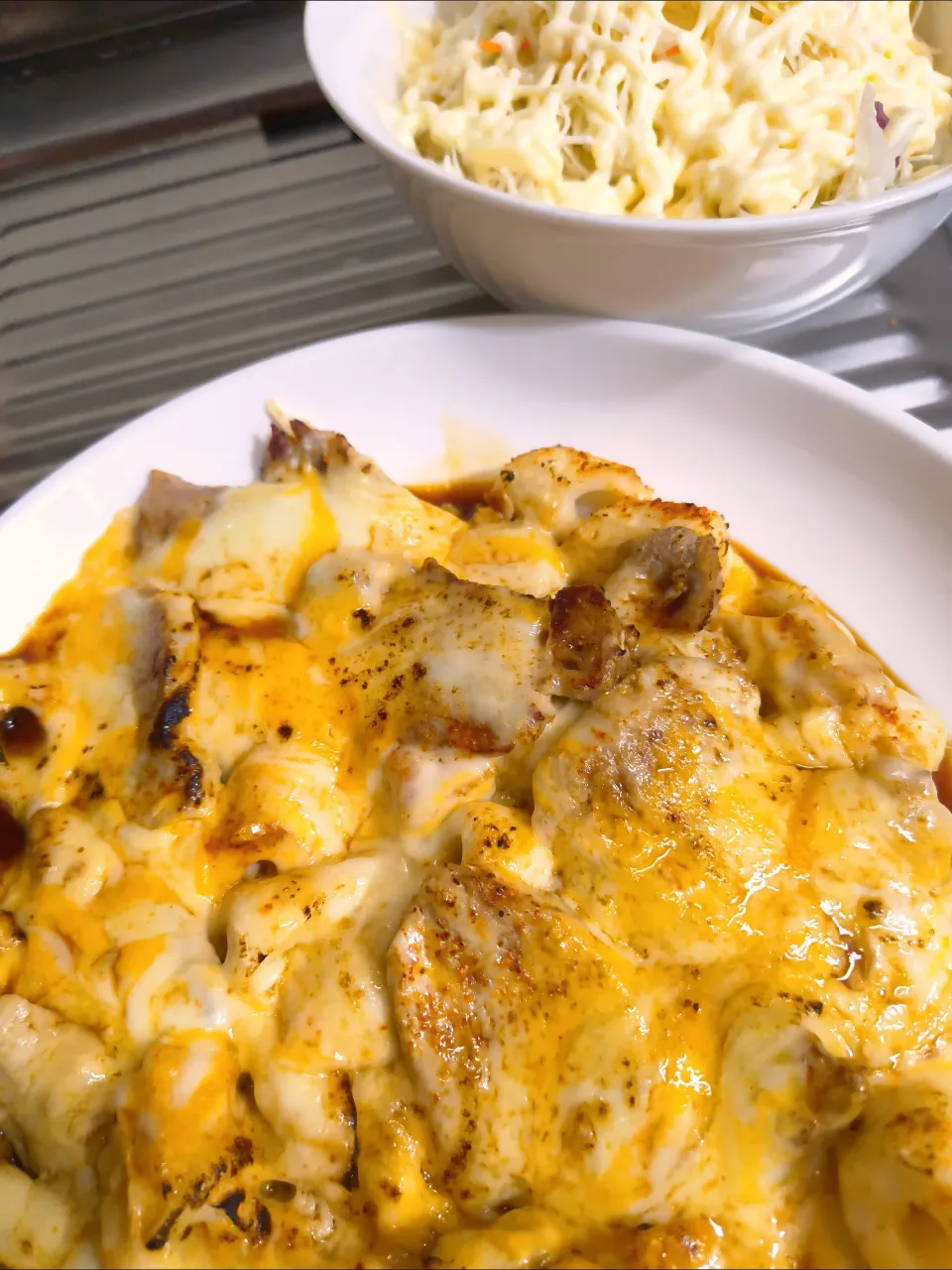 豚ヒレと竹輪のミックスチーズ焼きのジンギスカンのタレかけとキャベツ千切りやで♪|時雨さん