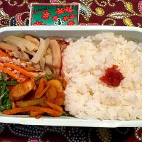 鶏肉玉ねぎしょうゆ焼き、人参ツナサラダ、切干大根トマト味ソーセージ炒め、ほうれん草ゴマ和え|おかーたまさん