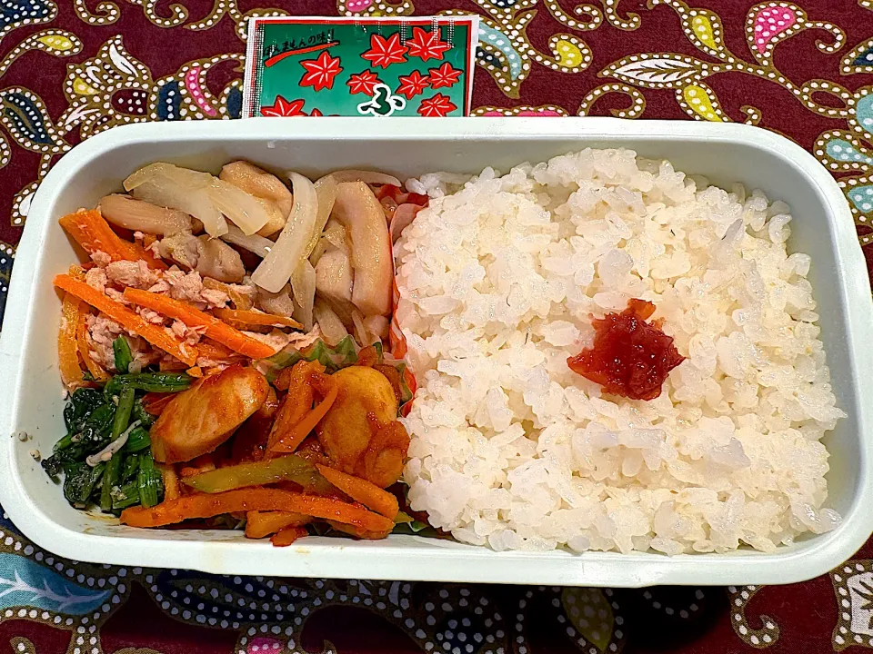 鶏肉玉ねぎしょうゆ焼き、人参ツナサラダ、切干大根トマト味ソーセージ炒め、ほうれん草ゴマ和え|おかーたまさん