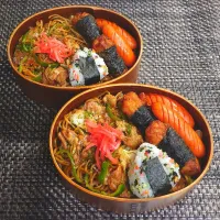 母とムスコのラブラブおソロ♪彩りはこむすびです！モリモリ焼きそば弁当|からあげビールさん