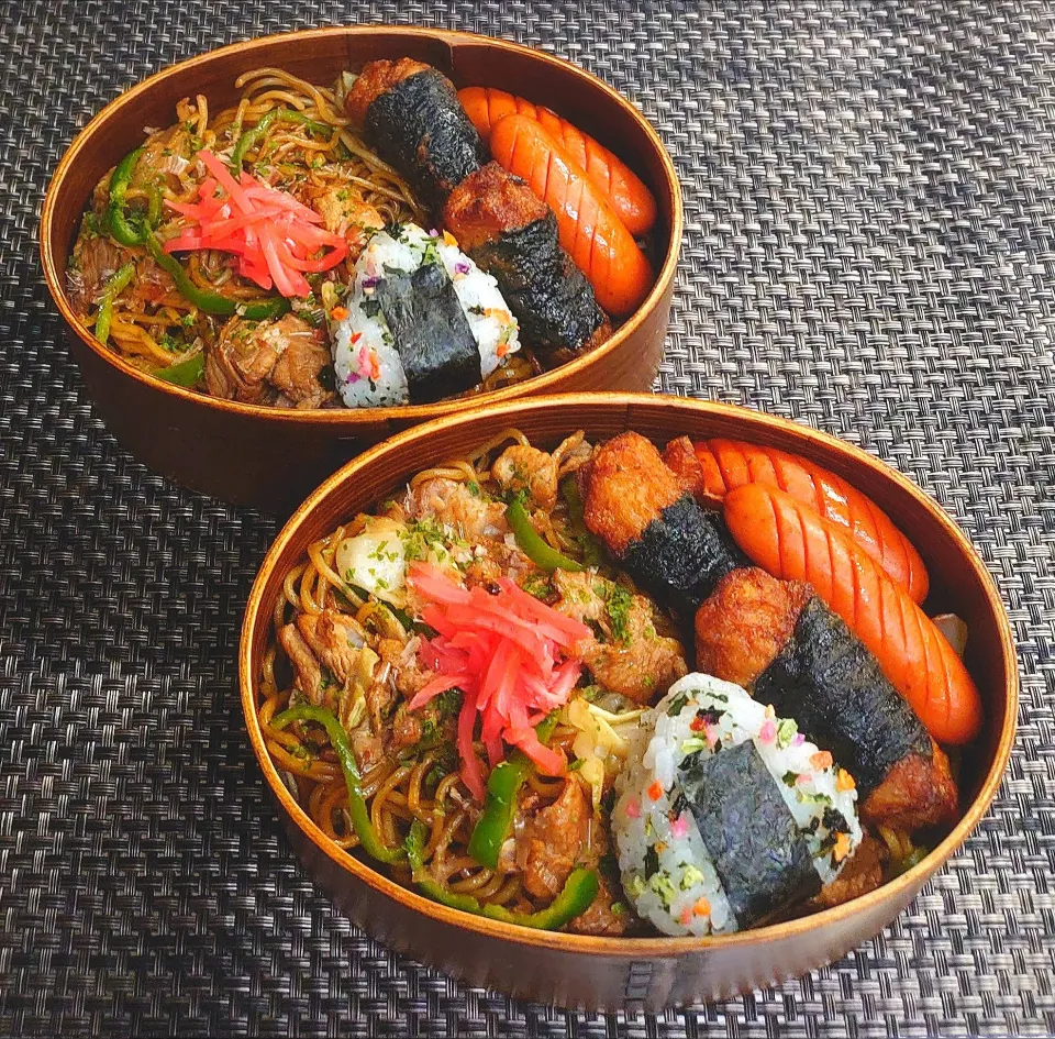 母とムスコのラブラブおソロ♪彩りはこむすびです！モリモリ焼きそば弁当|からあげビールさん