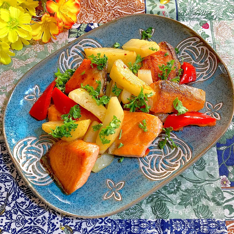 鮭🐟とじゃがいも🥔の炒め物🍂|ringonamaさん