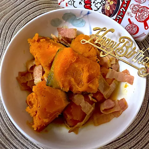 「ヤマサ 万能クッキングたれ Yummy! ガーリック&ペッパー」を使ってみたSnapdishの料理・レシピ写真:fumfumさんの料理 かぼちゃとベーコンのYummy!煮です🤗お誕生日おめでとうございます🎂🎉