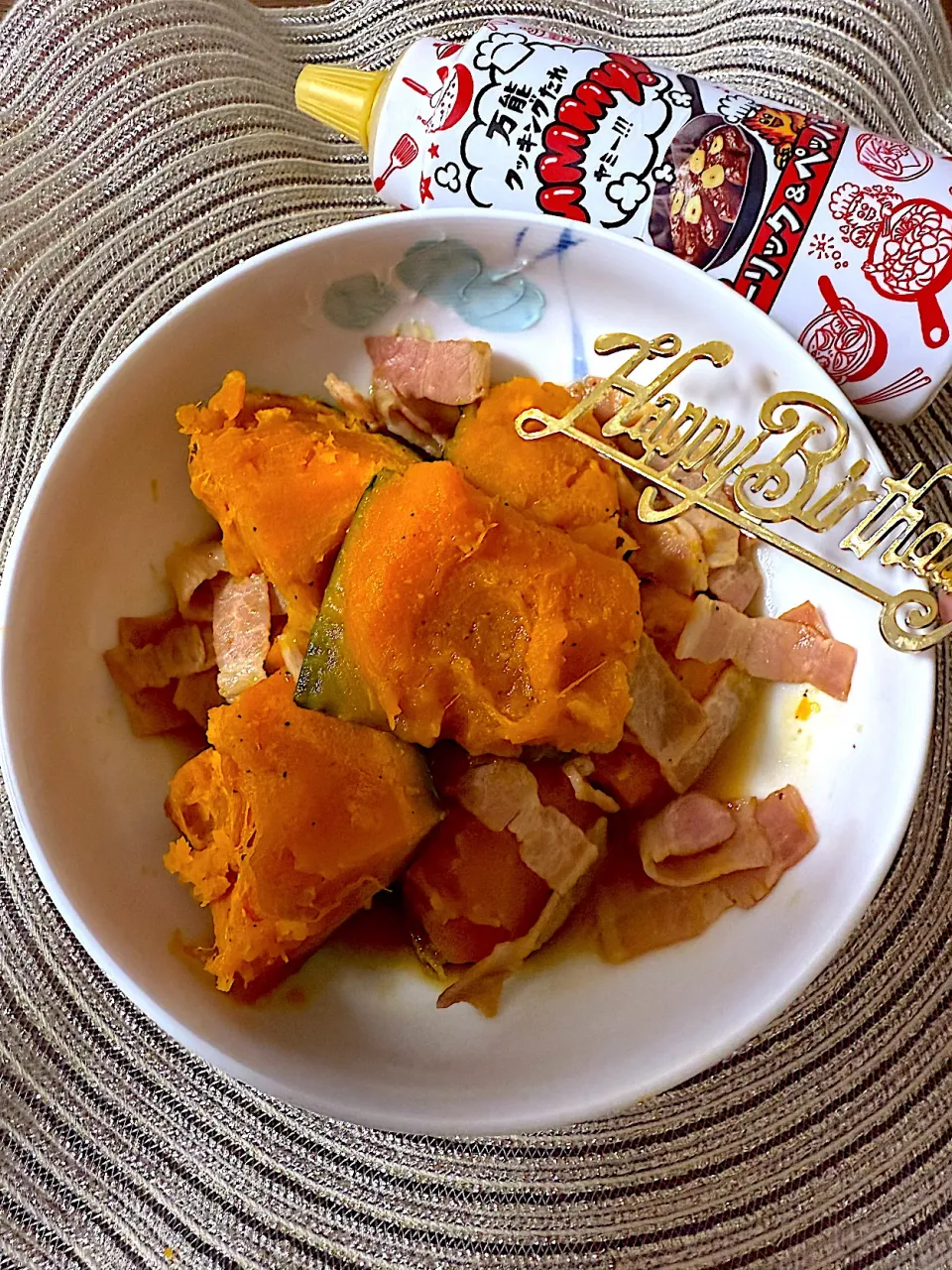 fumfumさんの料理 かぼちゃとベーコンのYummy!煮です🤗お誕生日おめでとうございます🎂🎉|いっちゃんさん