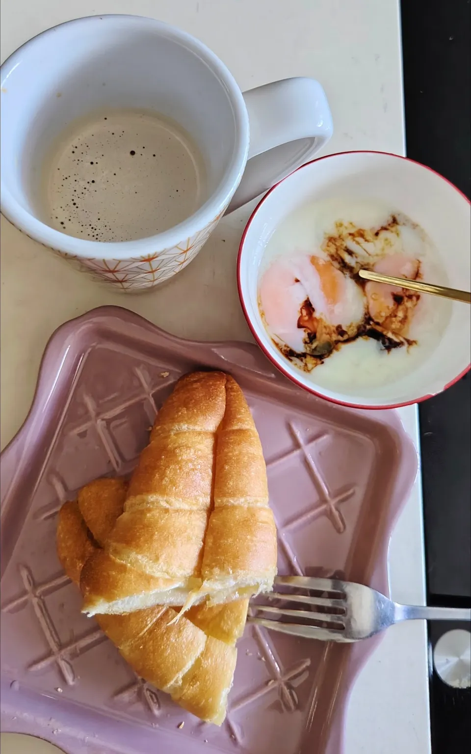 Good morning breakfast Eggs, Rennyu Shio pan, Latte 😍|🍒lynnlicious🍒さん