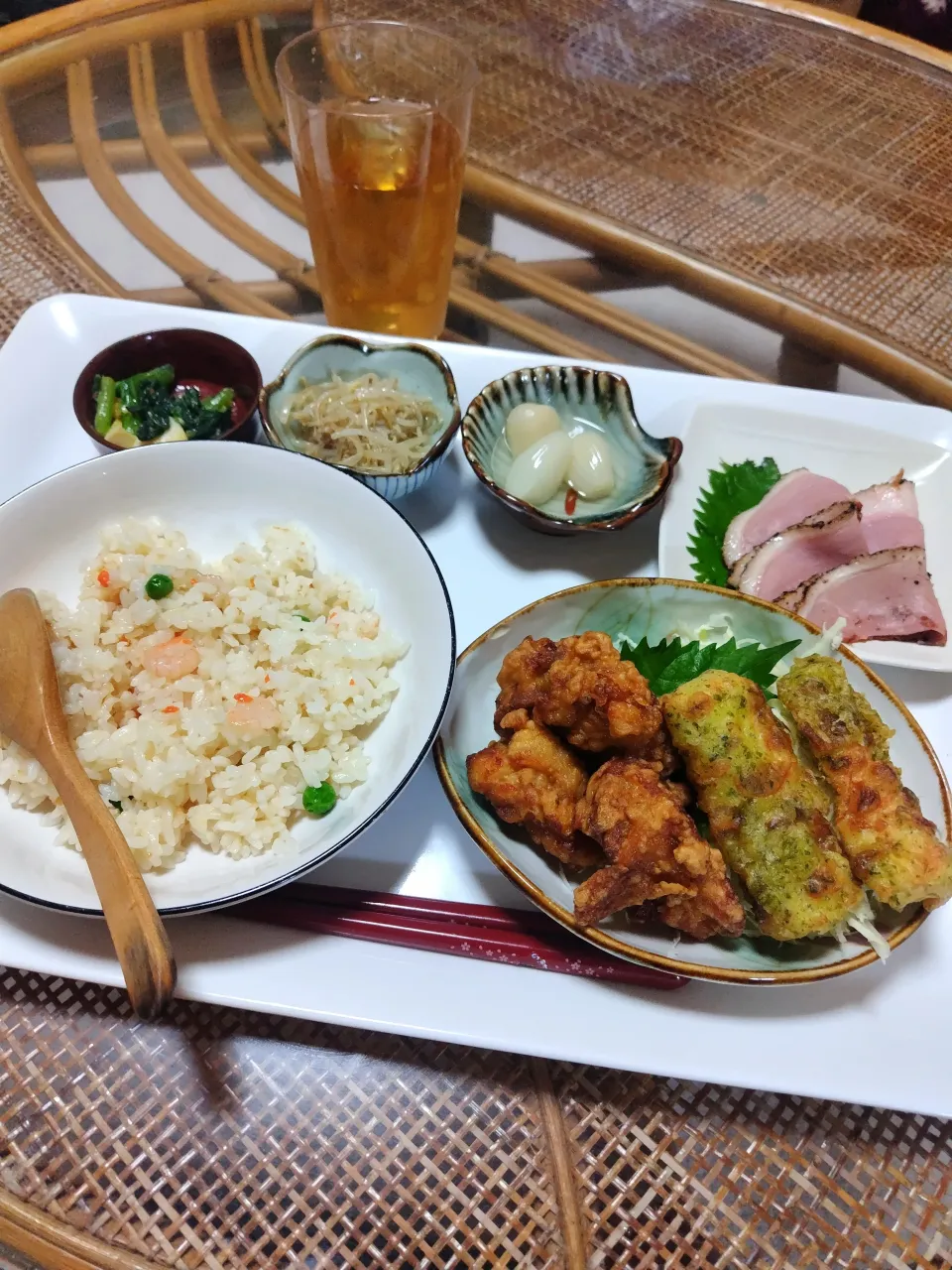 買って来たお惣菜が多い定食です✨|rikako♪。.:＊さん