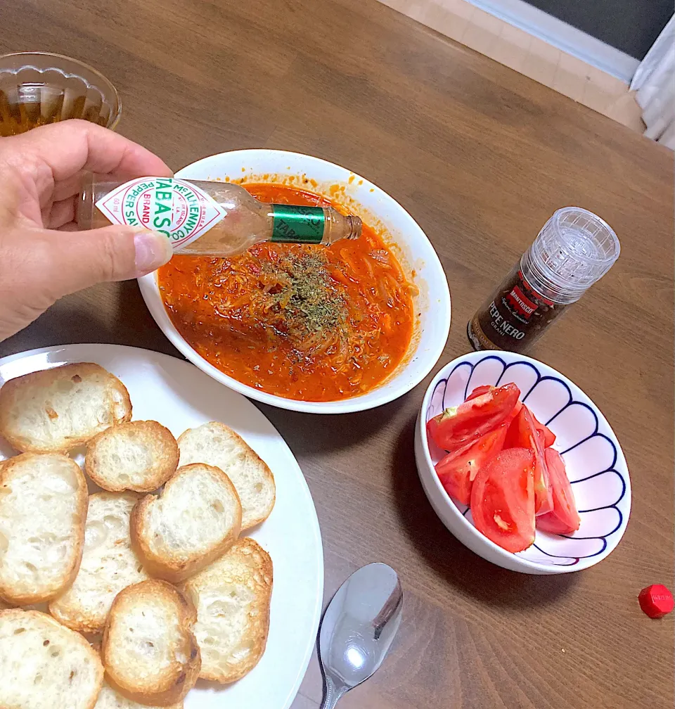 テーブルでお好みでタバスコと胡椒を加え（実況中継中）|なびさん