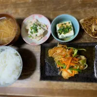 鶏の南蛮漬け・ミニ焼きそば・冷奴・蓮根サラダ・もやしスープ・ご飯|ちびろ菌さん
