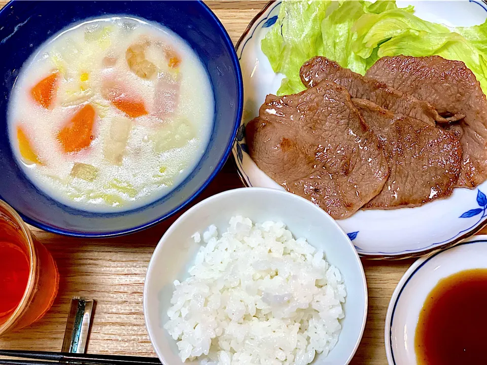 夕飯 焼肉とシーフードシチュー|ふわふわさん