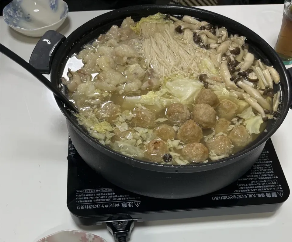 晩御飯は☆もつ鍋風。白菜・キャベツ・えのき・しめじ・鶏団子・もつ|Saharaさん