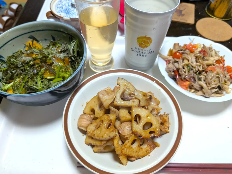 10/26（日）夕食。豚バラとれんこんの炒め物。きのこのマリネ。柿とわさび菜のサラダ。|へいちゃんさん