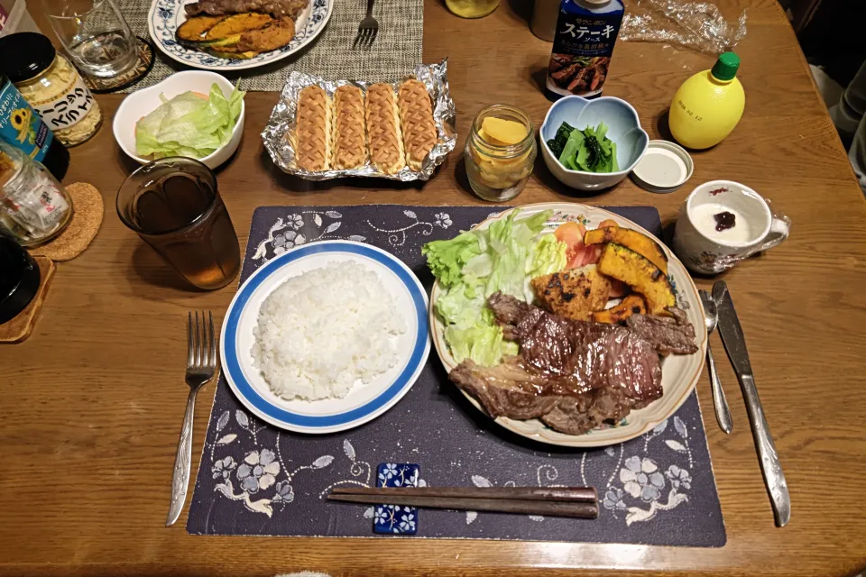 ご飯、ビーフステーキ、かぼちゃとコロッケのソテー、トマト&レタス、チーズワッフル、小松菜のお浸し、九州の沢庵、六条麦茶、練乳&カシスジャムかけ手作り牛乳プリン(夕飯)|enarinさん