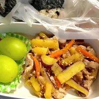 さつまいもと豚肉の甘辛炒め、おむすび、シャインマスカット|おかーたまさん