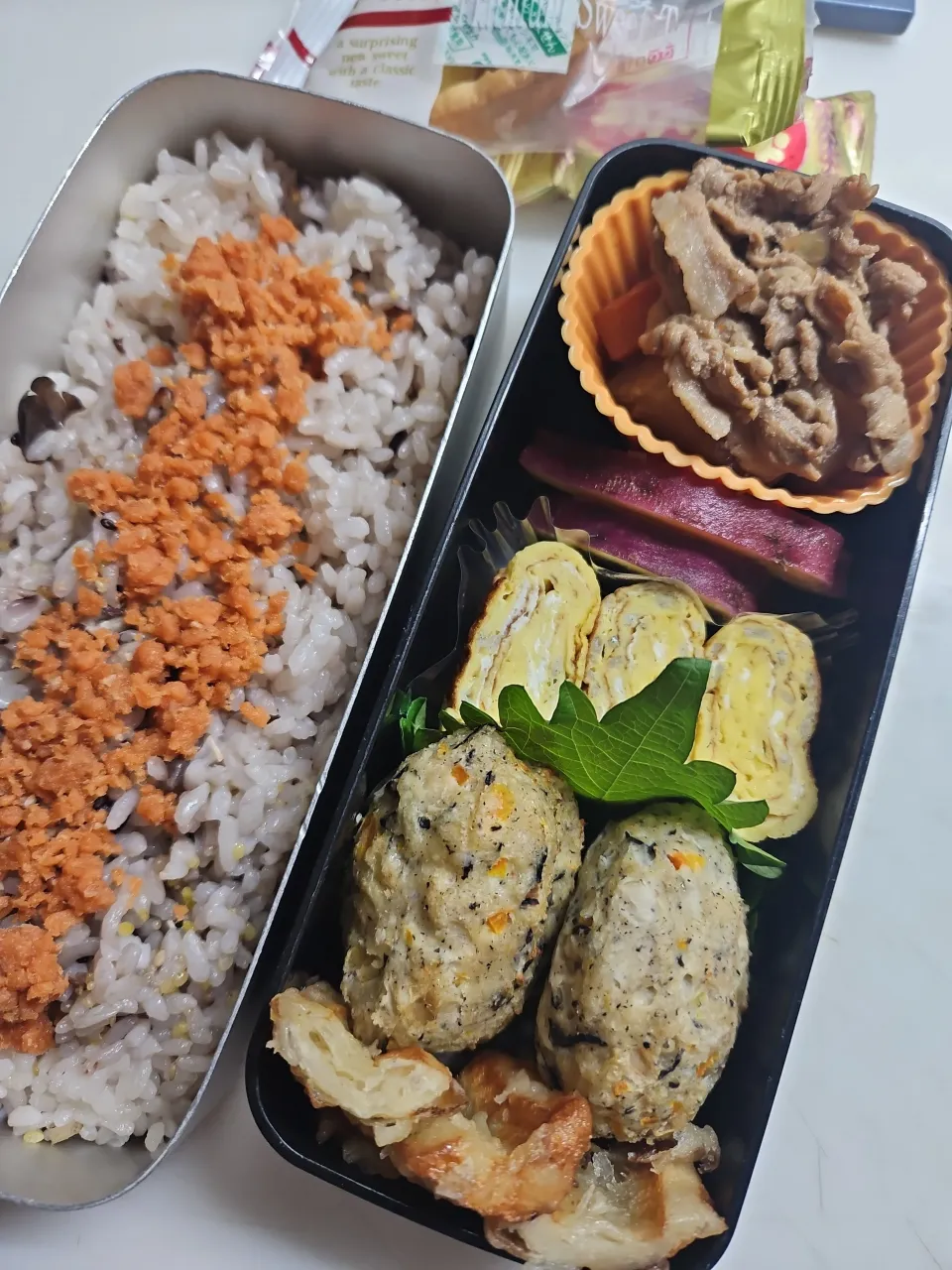 ☆高校生弁当☆雑穀米、鮭、大根豚肉煮物、さつまいもレモン煮、シラス葱卵焼き、つくね、ちくわ天、タルト、ホームパイ|ｼｮｺﾗさん