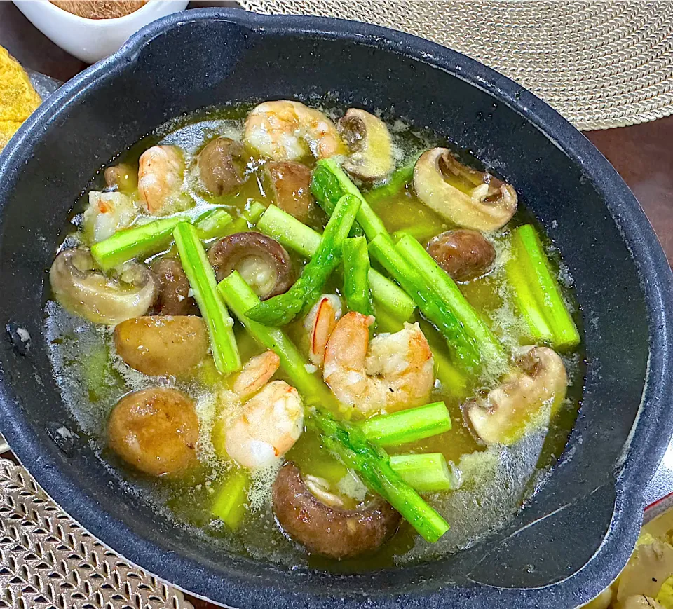 マッシュルーム、アスパラ、エビのアヒージョ🇪🇸|Seikoさん