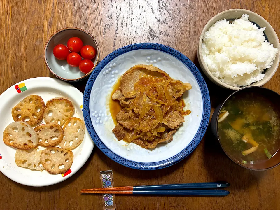 「今日は定番の生姜焼き🍚れんこんでシャキシャキ副菜も！」|よらさん