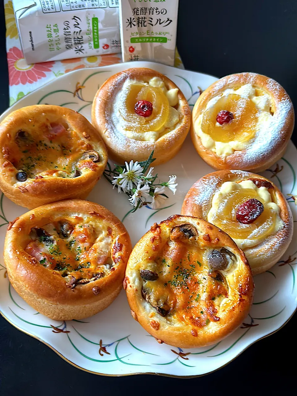 🍎アップルカスタード&🍄‍🟫マッシュルームチーズパン🥐|とんちんさん