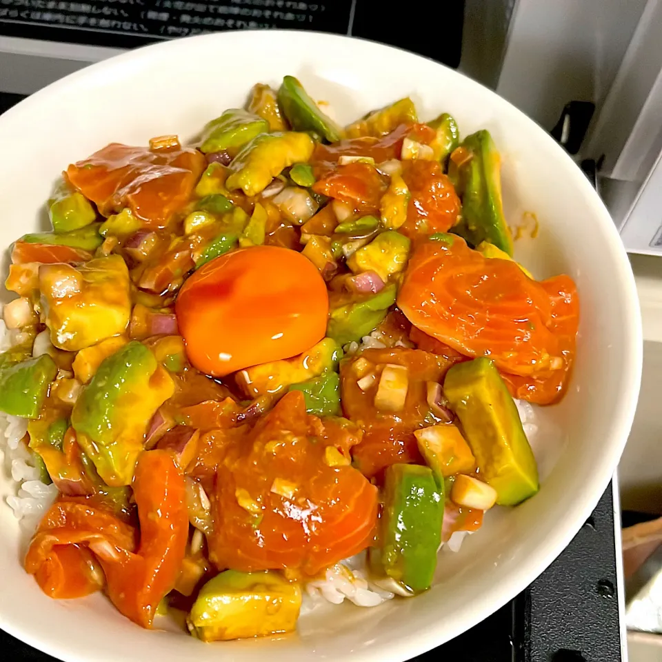 サーモンアボカド丼|ちゃびきゅさん
