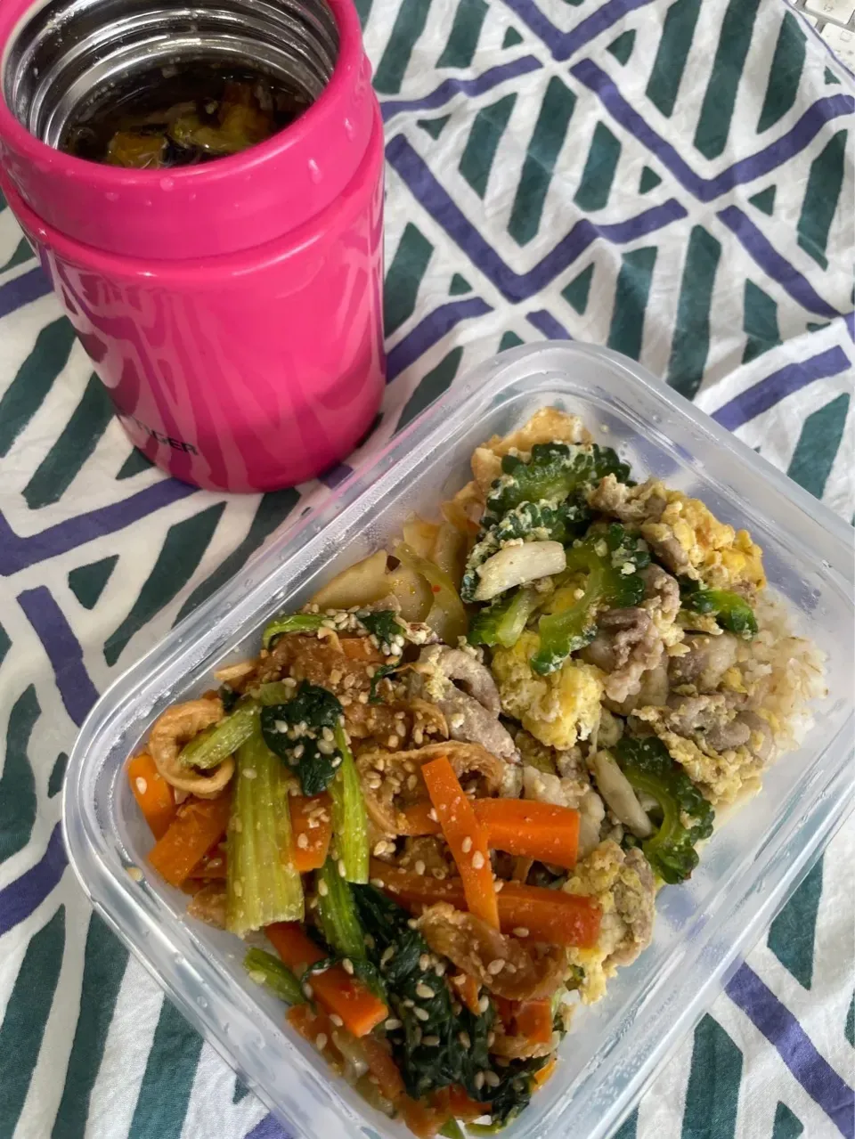 ゴーヤチャンプル、小松菜とにんじんのナムル、オニオンスープ、ブロッコリー、枝豆、ドライトマト、スープ用パスタ入り、ご飯|pandavさん