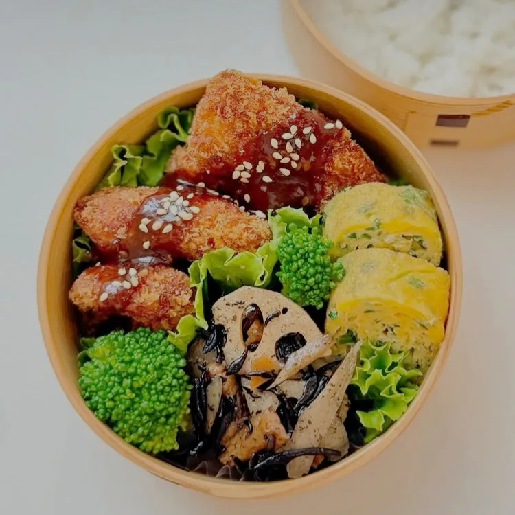 鶏むね肉のフライ
ひじき煮とニラ入りたまご焼きの　　　　　　　お弁当♡ ﾟ+｡:.ﾟ|ohanaさん