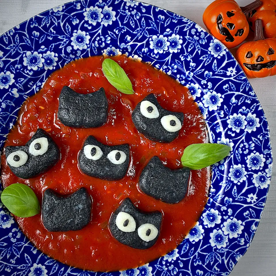 黒ねこのニョッキ〜ブラッドソース(という名のトマトソース)〜|紅茶とお菓子と時々ごはんさん