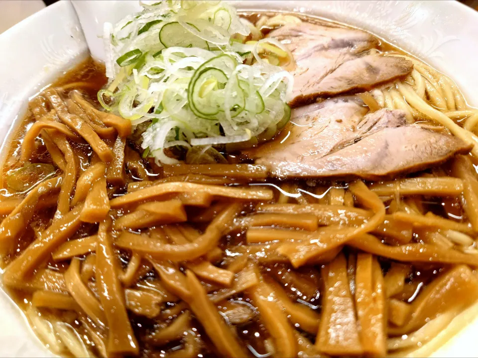 【1956年創業】 
中華そば 共楽 
竹の子そば (葱多め、1,050円) 
＋麺大盛 (50g、50円) 
＋生卵 (別椀、50円) 
@銀座2分、銀座一丁目、東銀座 
(JR有楽町駅から徒歩6分) 
25291
〈醤140塩46噌󠄀20タ10昆9出15
F16冷27混3つ3焼1ポ1〉|大脇さん