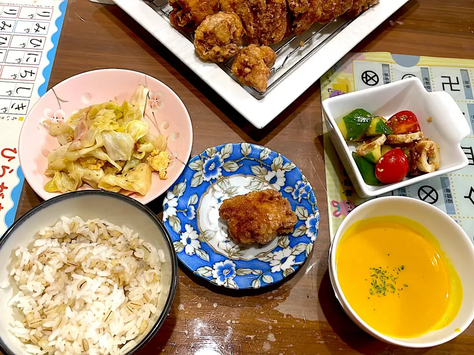 とりの唐揚げ　かぼちゃのポタージュ　きゅうりとミニトマトの梅塩昆布和え　キャベ玉ベーコンのコンソメバター炒め|おさむん17さん