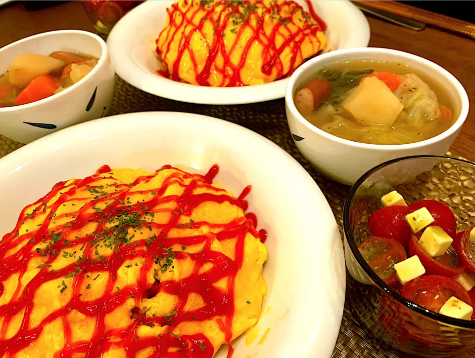 ふわトロ卵のオムライス🍽️ 野菜いっぱいポトフ&プチカプレーゼ🍅|＊yurika＊さん