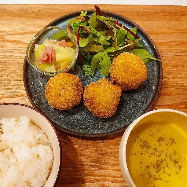 ハロウィンメニュー！　　カボチャコロッケ、カボチャのポタージュ、キャベツ人参ベーコンのコンソメ煮|ぷゆこさん