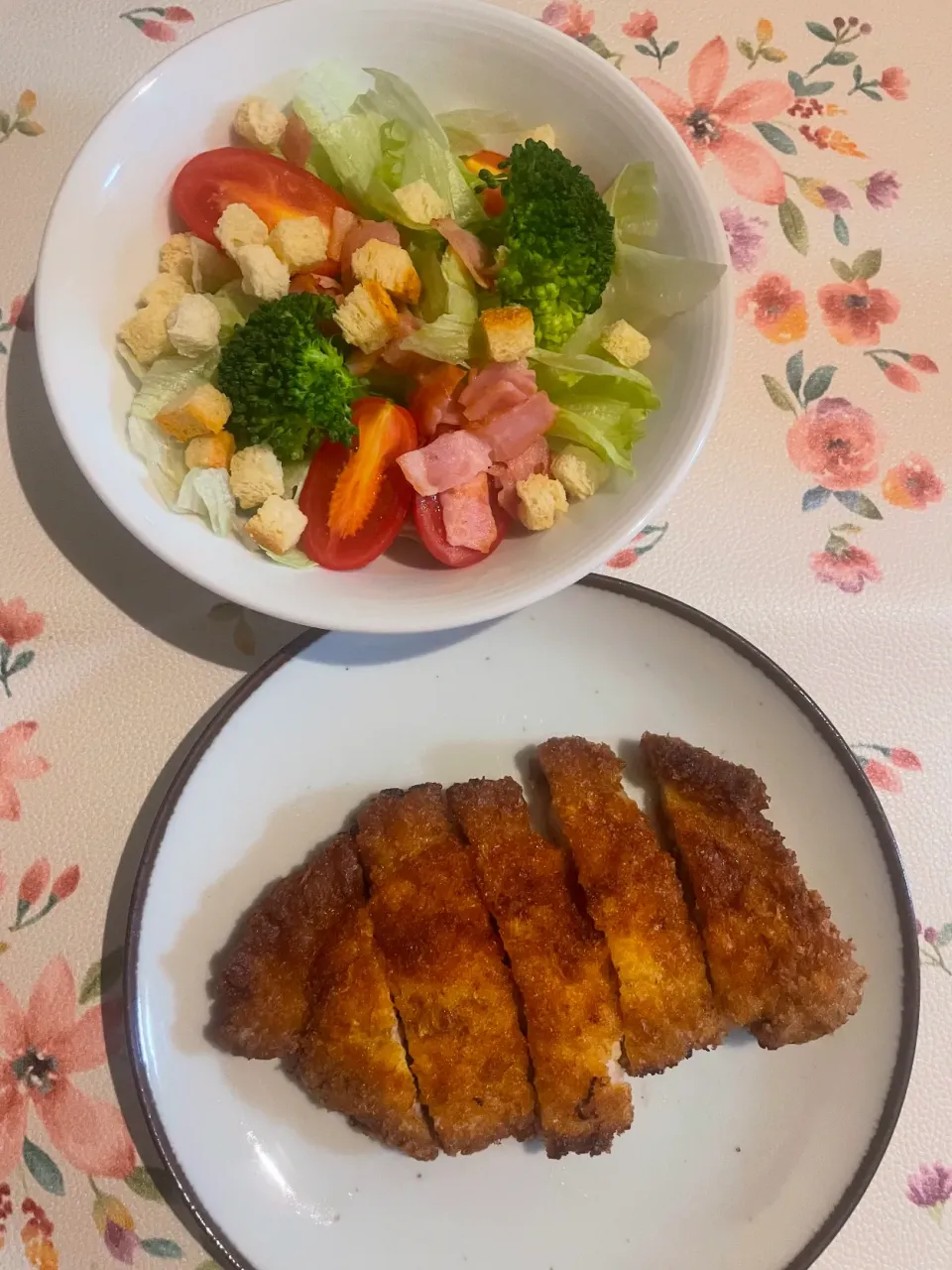 トンカツとシーザーサラダ|めんちゃんさん