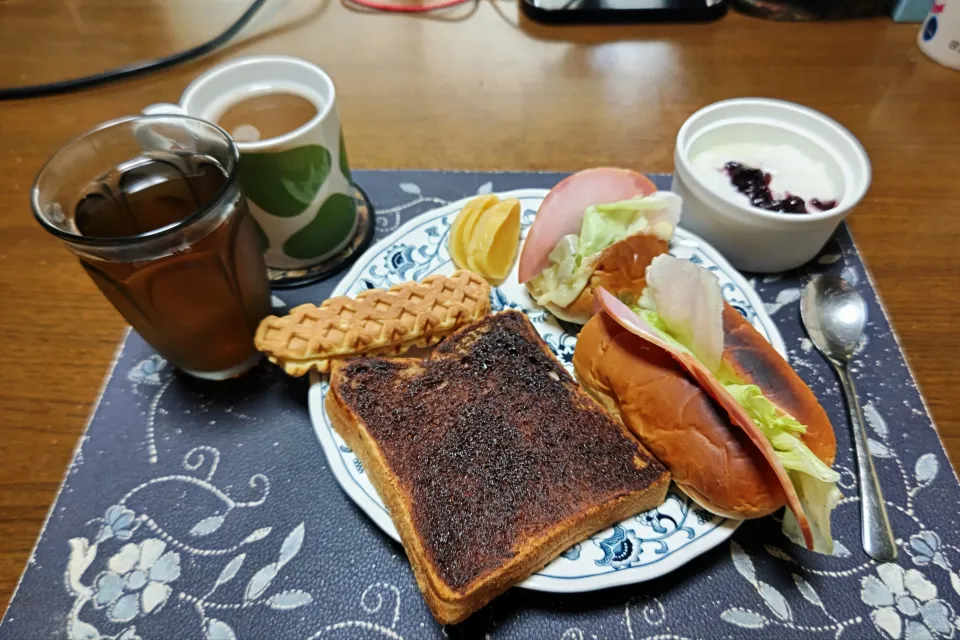 オギノパンのミルクコッペパンのトーストサンドイッチ、レーズンロールパンのトーストサンドイッチ、チョコレートトースト、チーズワッフル、沢庵、ホットコーヒー、六条麦茶、カシスジャム入りヨーグルト(朝ご飯)|enarinさん