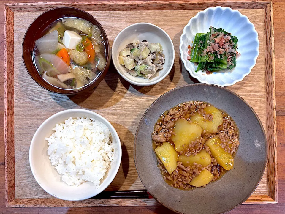 夜ご飯(じゃがいもの甘辛そぼろあん、ツルムラサキおひたし、さつまいもサラダ、けんちん汁)|cocomikaさん