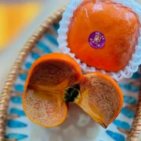 Picked up this rare Japanese Kuroama persimmon in Singapore and I’m obsessed. 🖤🍂|B&Bさん