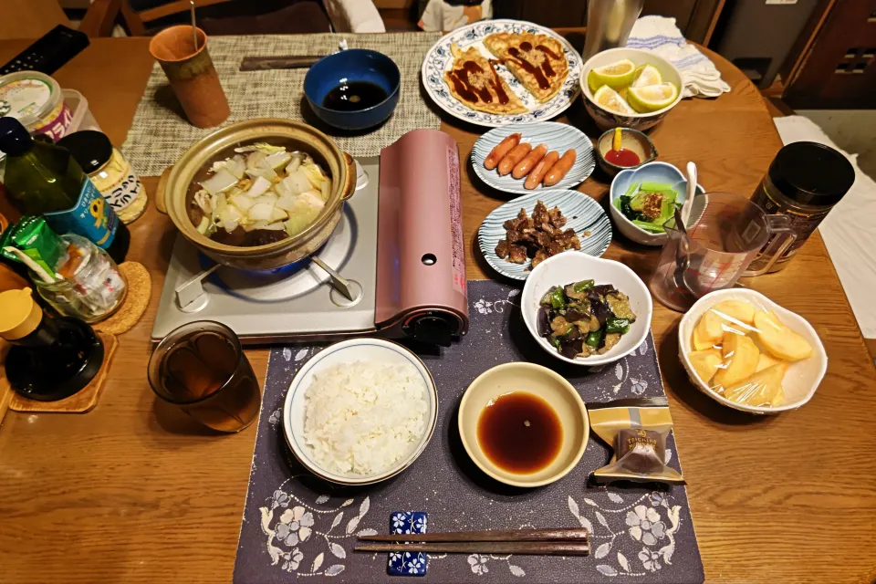 ご飯、なす味噌炒め、簡単鍋、お好み焼き、ウインナー炒め、サイコロビフテキ、小松菜のお浸し、六条麦茶、リンゴ、『TAICHIRO MORINAGA 焦がしキャラメルフィナンシェ』(夕飯)|enarinさん