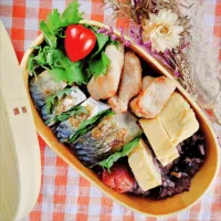 焼き鯖弁当
　焼鯖
　鶏むね肉炒め
　だし巻きたまご
　
美味しくできました✨|ふかふかごはんさん