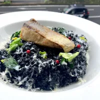 はまちソテーのせイカスミリゾット