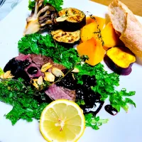 仙台牛ヒレステーキ ブルーベリーソース              冷凍保存して置いたブルーベリーに赤ワイン、しょうゆでソースを作りました❣️                やっぱりA5のヒレでも脂が多く感じます૮( ̳ т ̫ т ̳ )აなのでこの程よく酸味を感じるソースがピッタリ✨なんです      自家製全粒粉入フランスパンを添えて❣️|ちぃちゃんさん