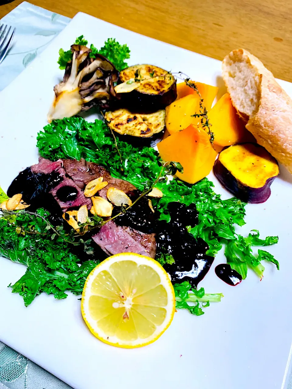 仙台牛ヒレステーキ ブルーベリーソース              冷凍保存して置いたブルーベリーに赤ワイン、しょうゆでソースを作りました❣️                やっぱりA5のヒレでも脂が多く感じます૮( ̳ т ̫ т ̳ )აなのでこの程よく酸味を感じるソースがピッタリ✨なんです      自家製全粒粉入フランスパンを添えて❣️|ちぃちゃんさん